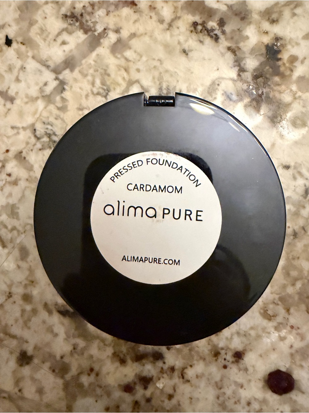 Cardamom Pressed Foundation - Black Compact